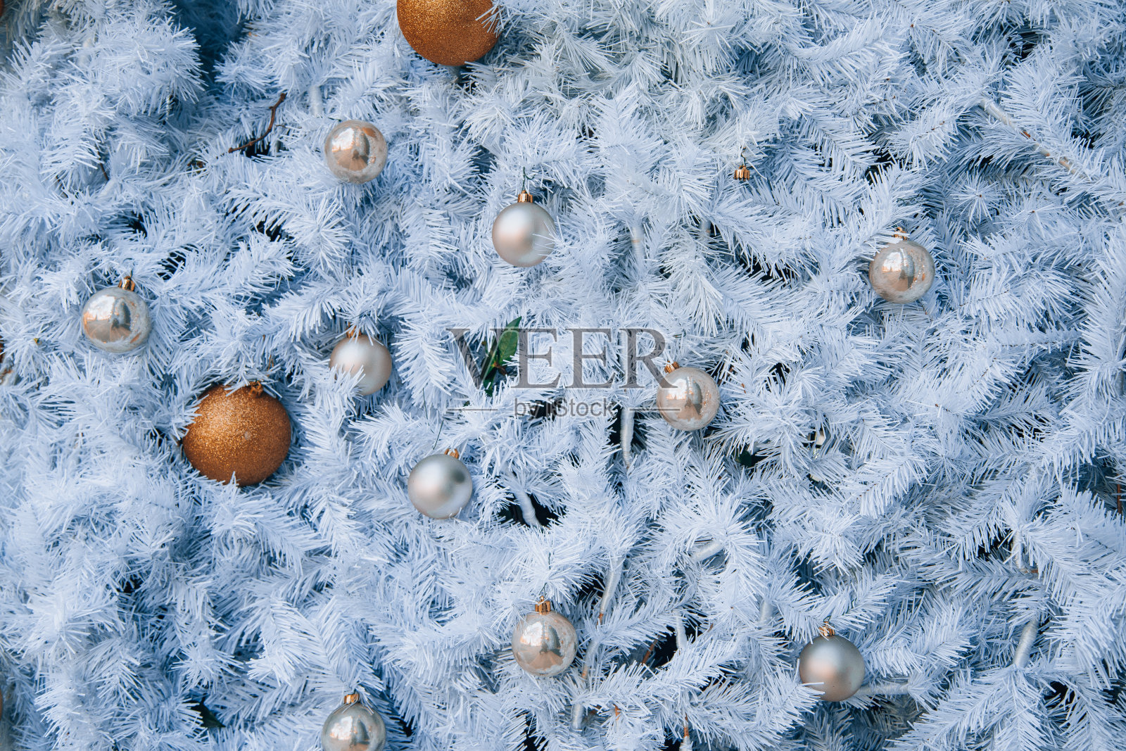 用小装饰品装饰圣诞树照片摄影图片