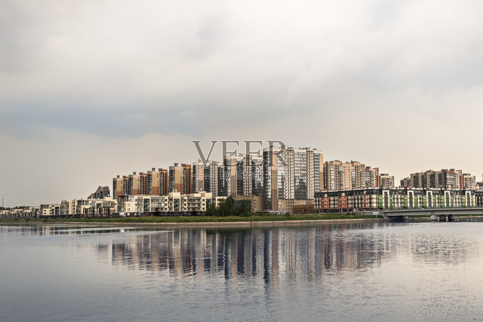 芬兰湾的新建筑。水中的倒影照片摄影图片