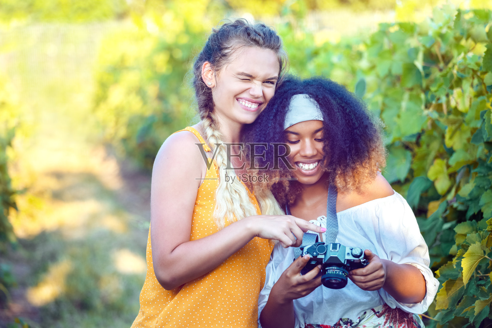 快乐多样的女性朋友享受周末在乡下玩照片摄影图片