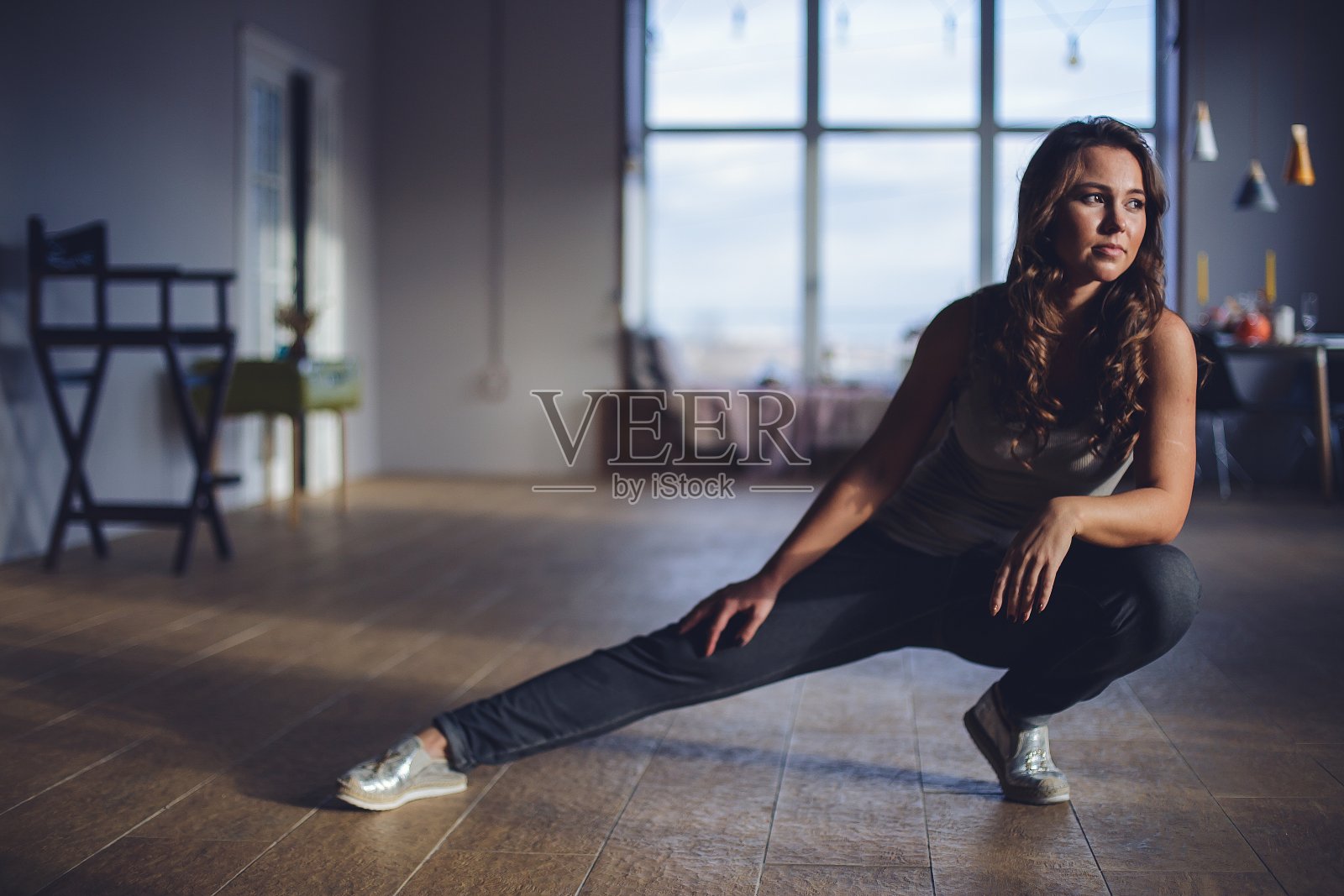 锻炼。妇女在家锻炼照片摄影图片