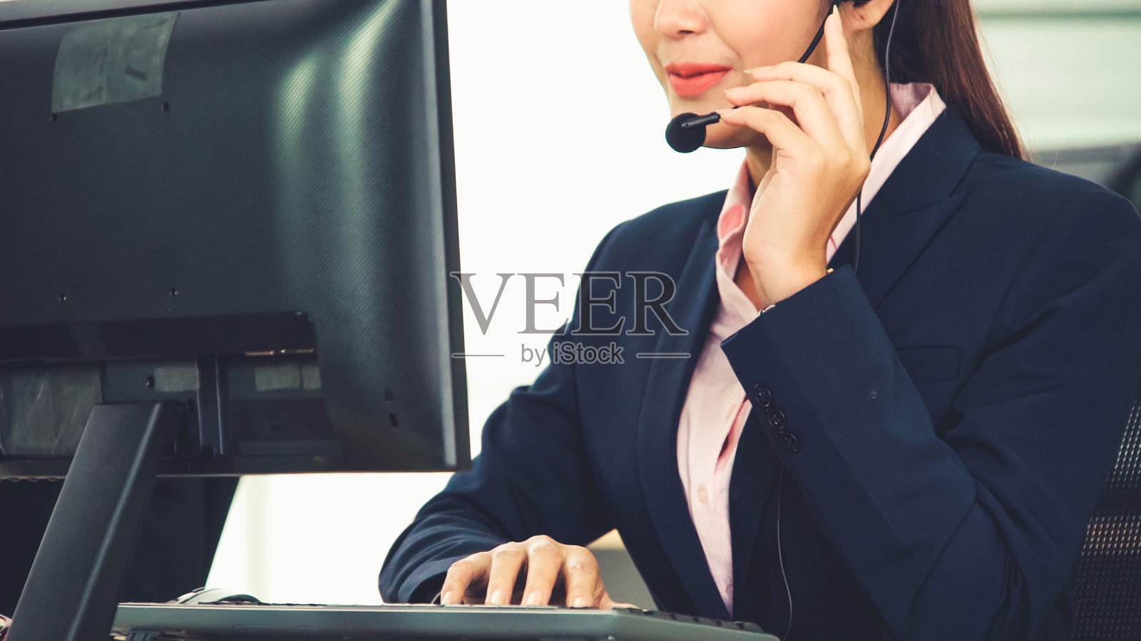 商务人员戴着耳机在办公室工作照片摄影图片