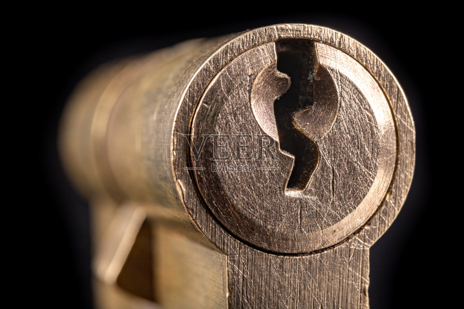 家用的实心锁和钥匙。辅助防盗配件。黑暗的背景。照片摄影图片