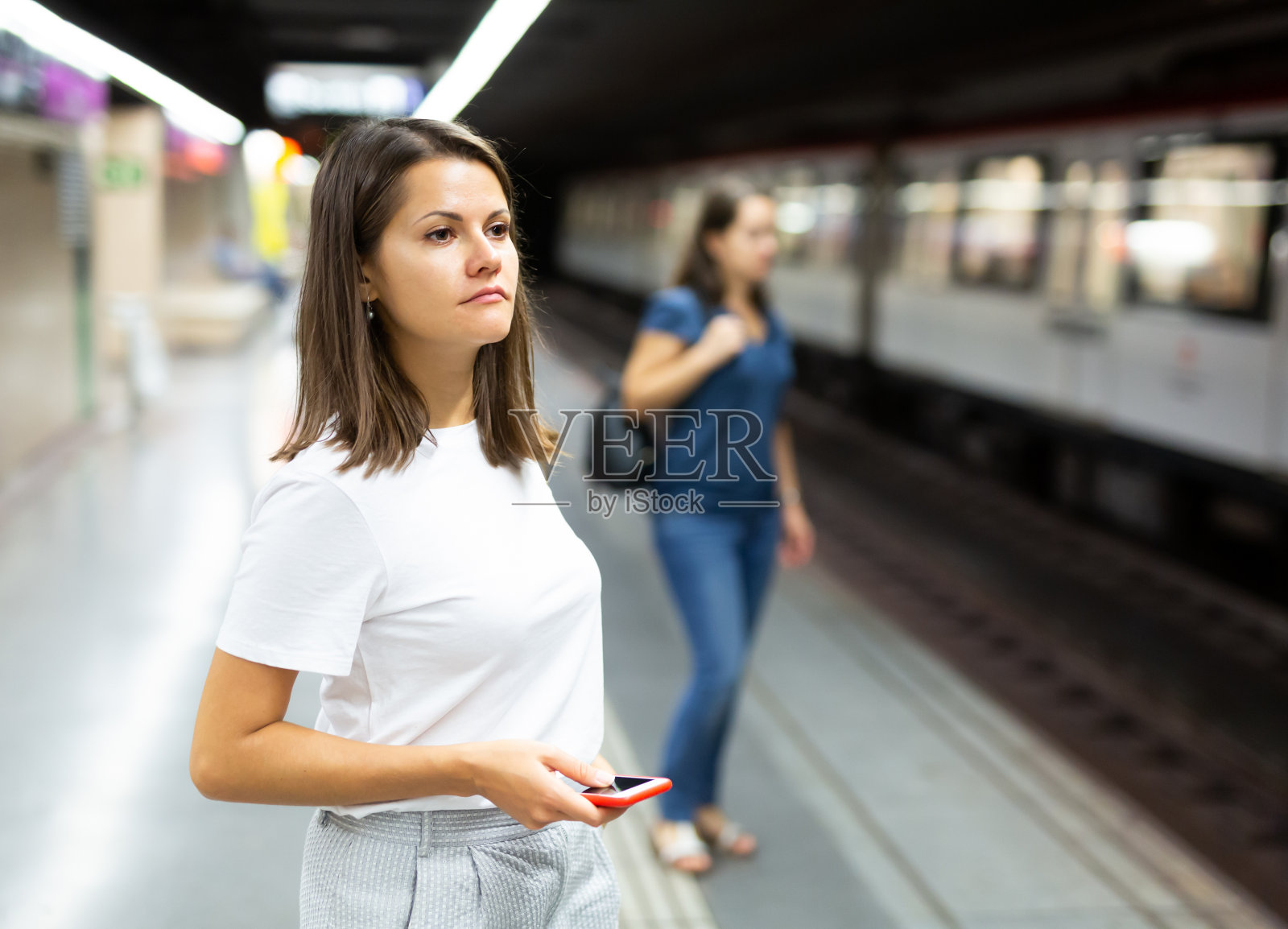 漂亮女人走在地铁站台上照片摄影图片
