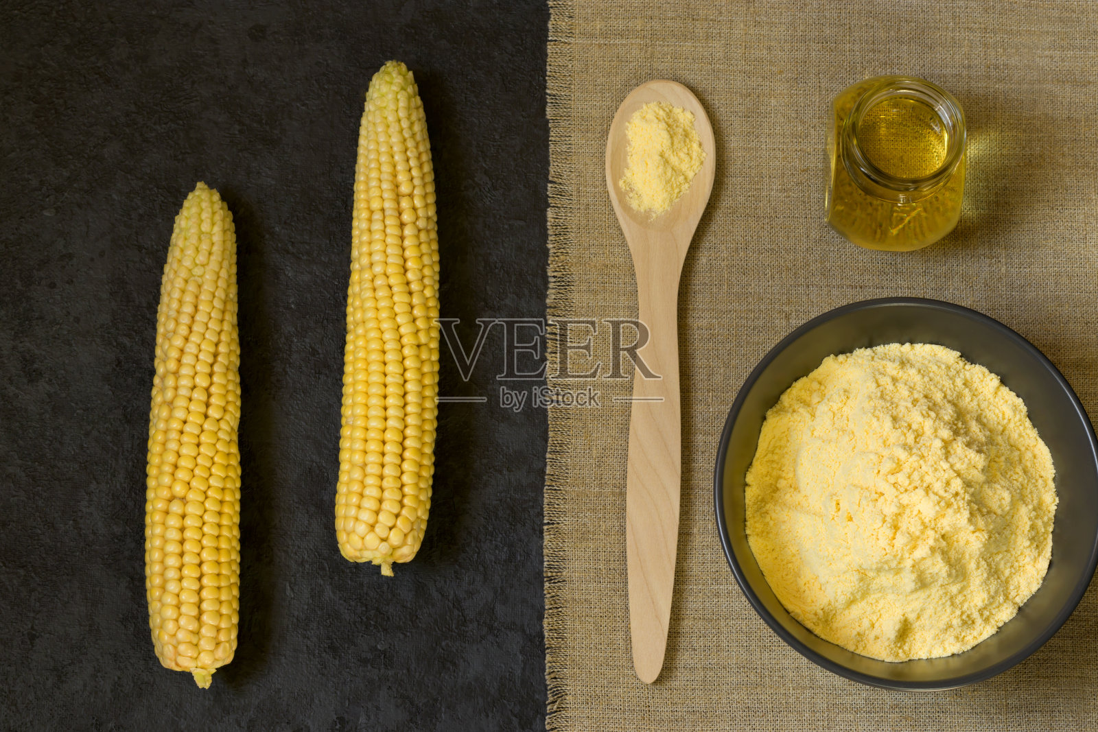 碗中玉米片和玉米油生产概念照片摄影图片