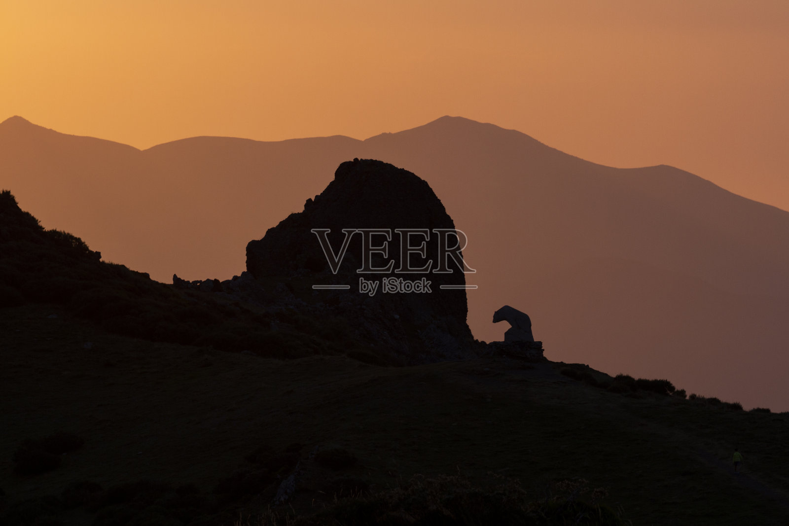 在Llesba观景台的Picos de Europa的日出照片摄影图片