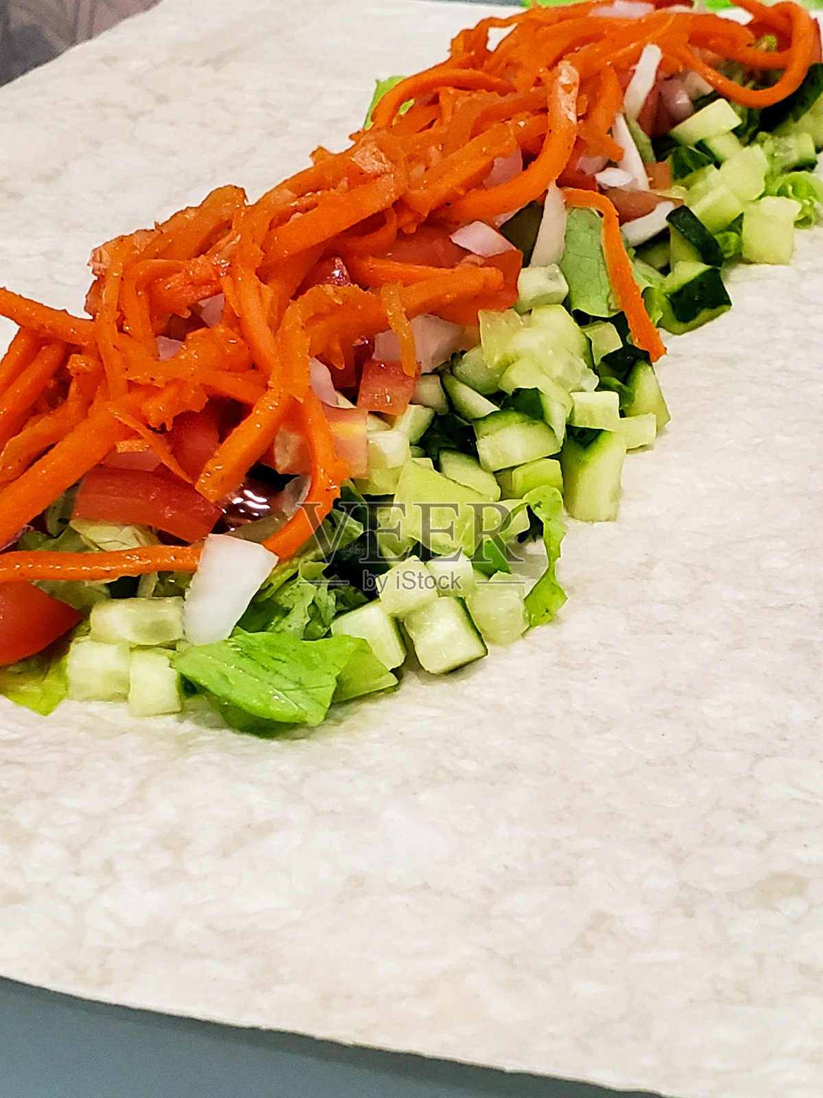 鲜薄蔬菜切成小块，为沙瓦玛做准备照片摄影图片