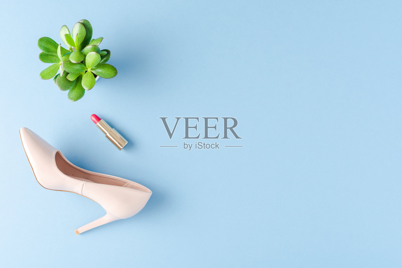 有高跟鞋和口红的时尚背景。俯视图照片摄影图片