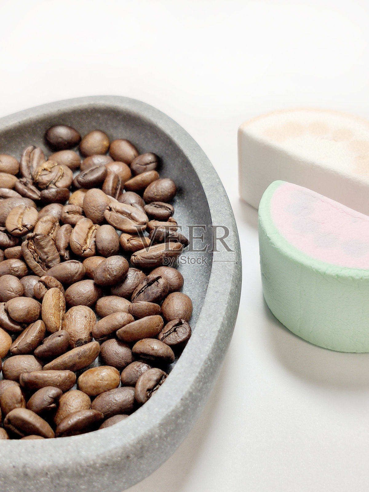 在碗里烤咖啡豆，白色背景上涂果酱照片摄影图片