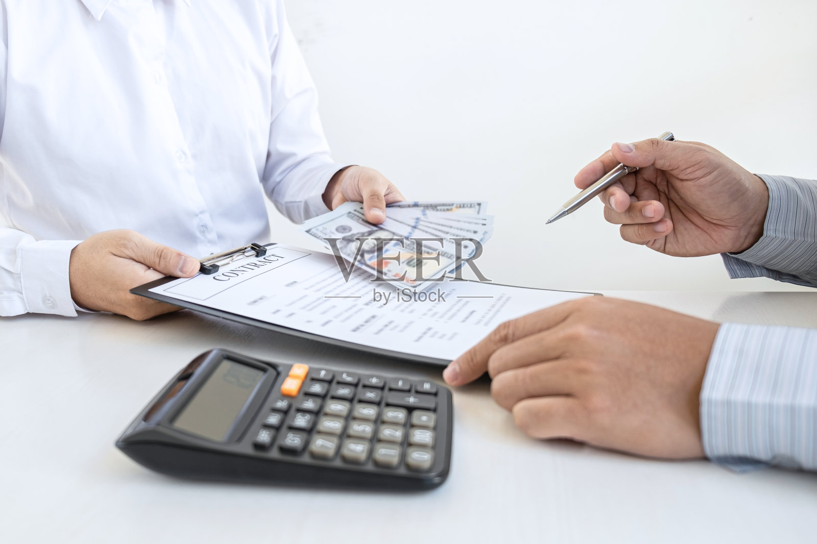 商业上的不诚实欺骗非法资金，商人收受贿赂资金，商人接受投资交易合同，贿赂和腐败的概念照片摄影图片