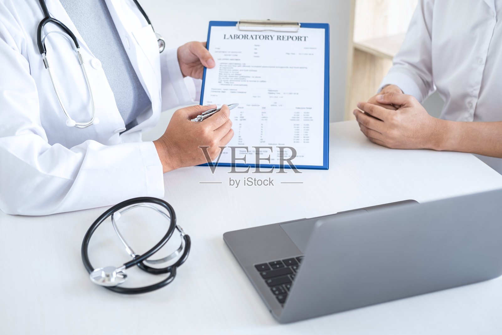 医生与病人对话，同时讨论解释症状或咨询诊断健康和咨询疾病治疗、保健和援助的概念照片摄影图片