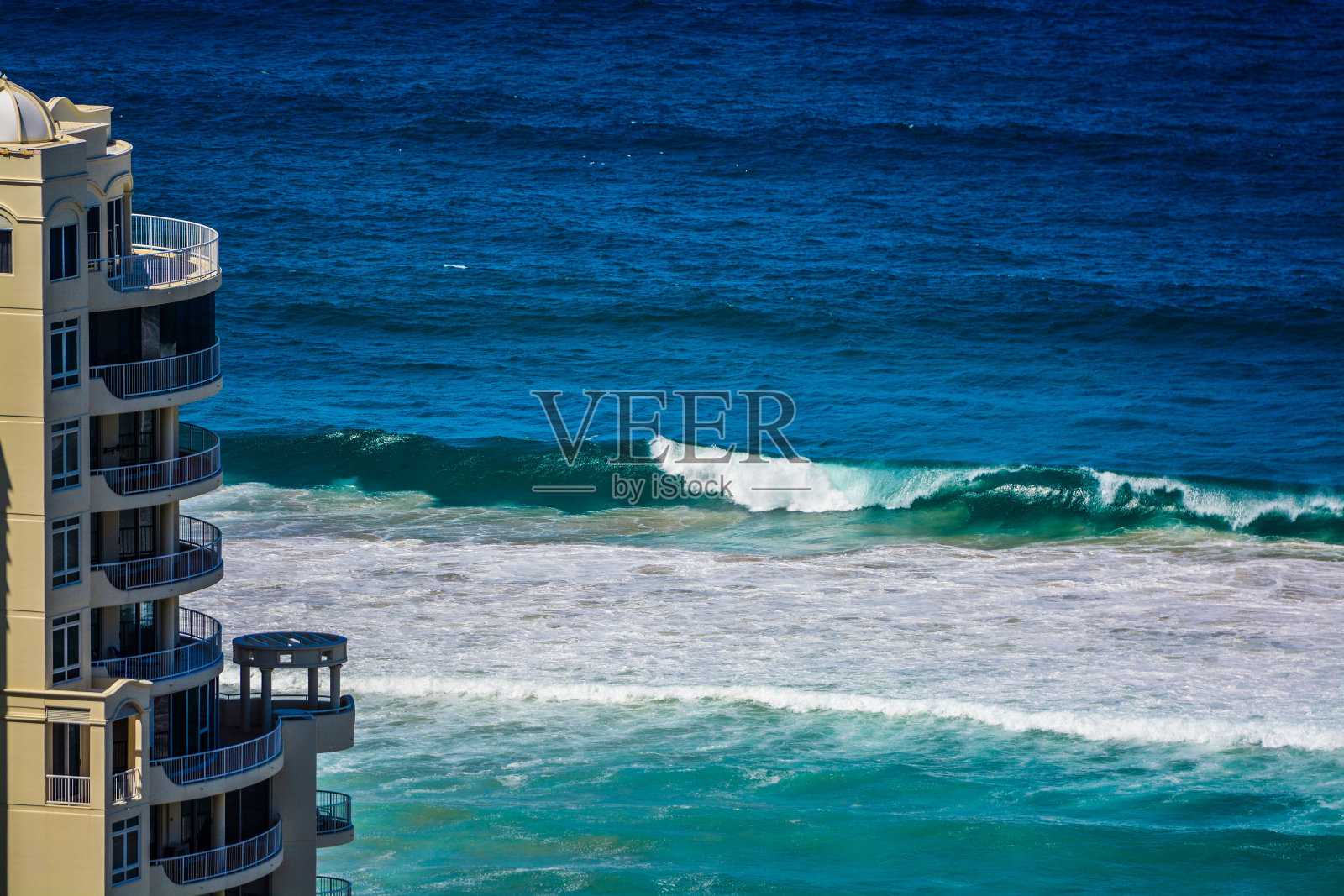 海洋和海洋的海滩与海浪的距离。照片摄影图片