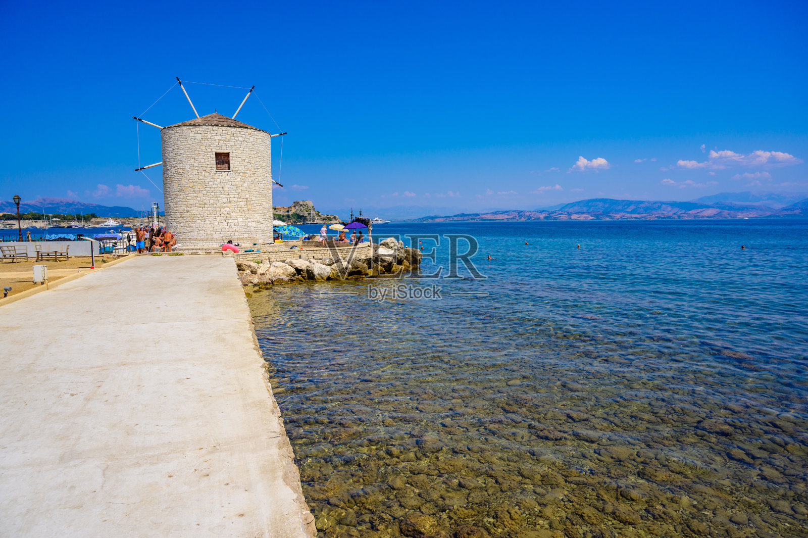 传统的古老的希腊石头风车岛科孚岛靠近Kerkyra，希腊-欧洲的旅游目的地照片摄影图片