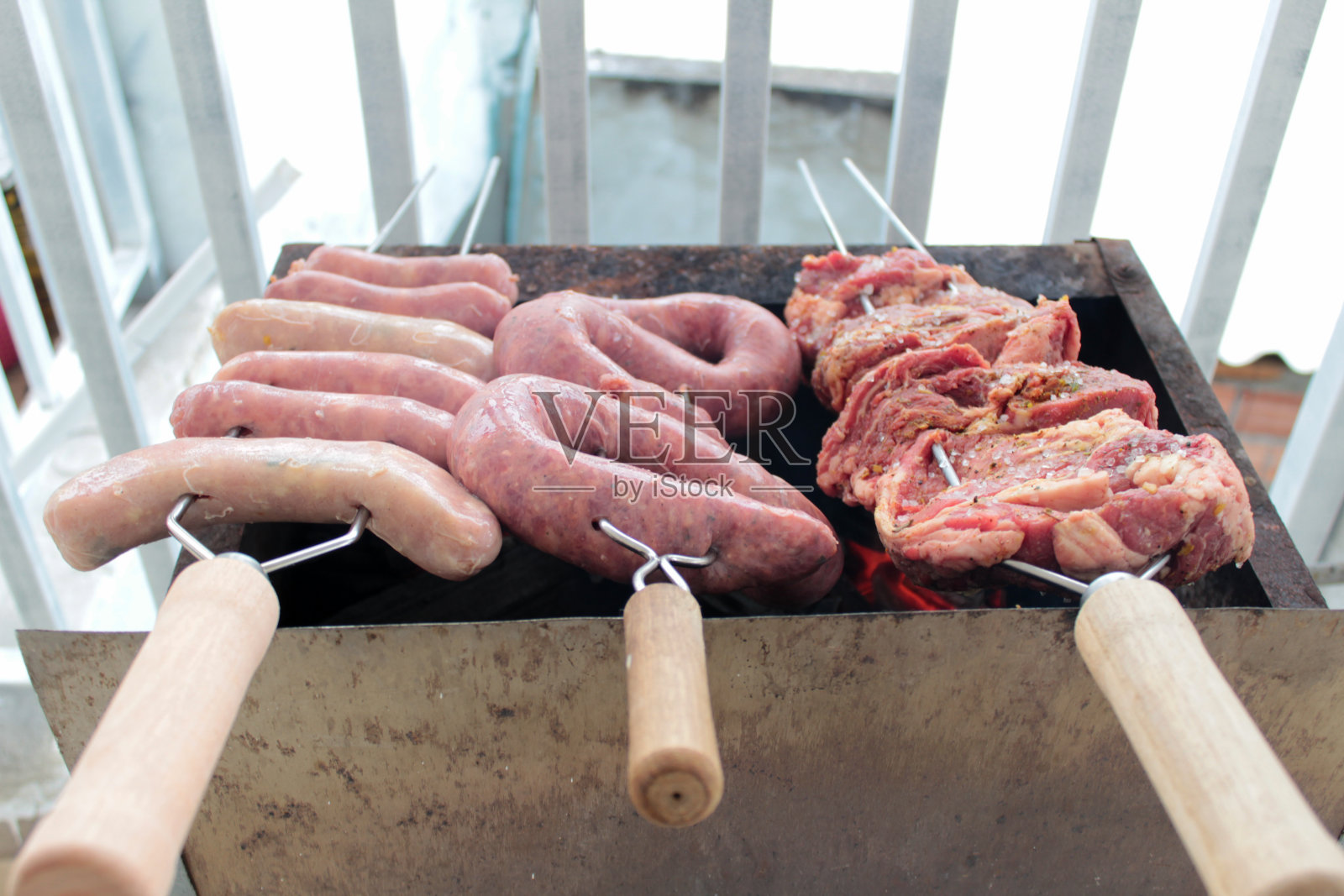 烤炭烧烤，牛肉，香肠照片摄影图片