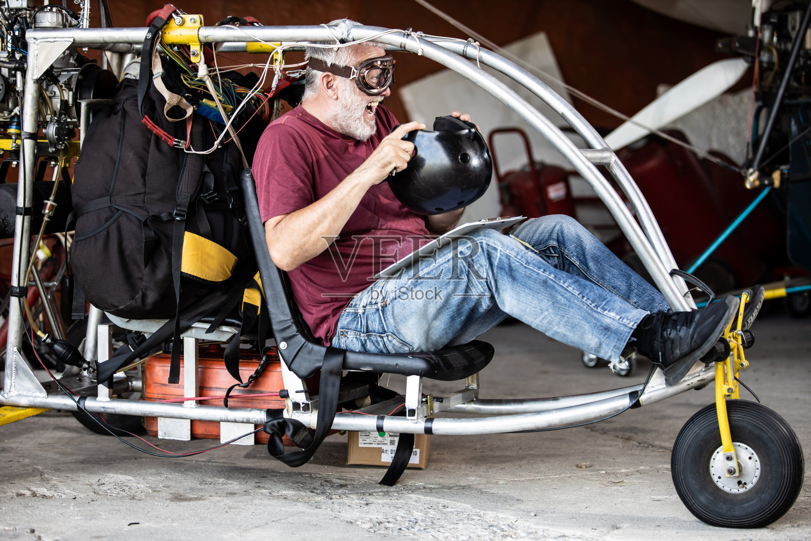 高级飞行员检查超轻飞龙和飞行前的乐趣照片摄影图片