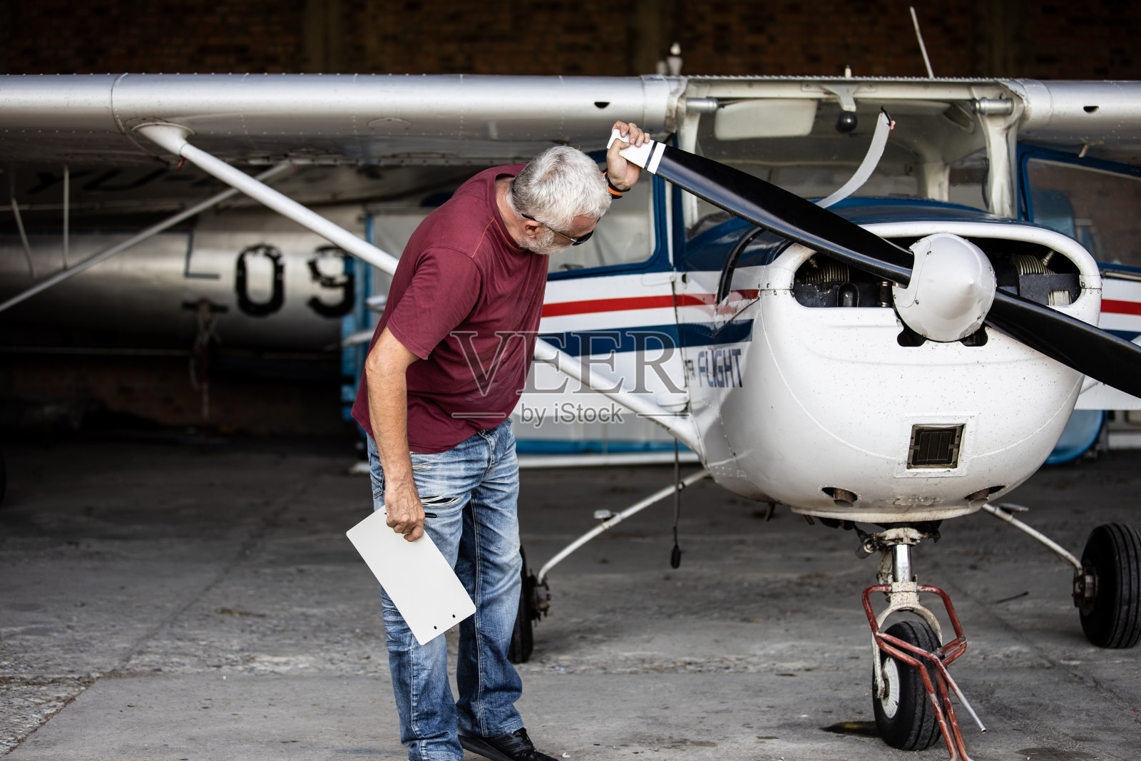 高级飞行员在飞行前检查超轻型飞机照片摄影图片
