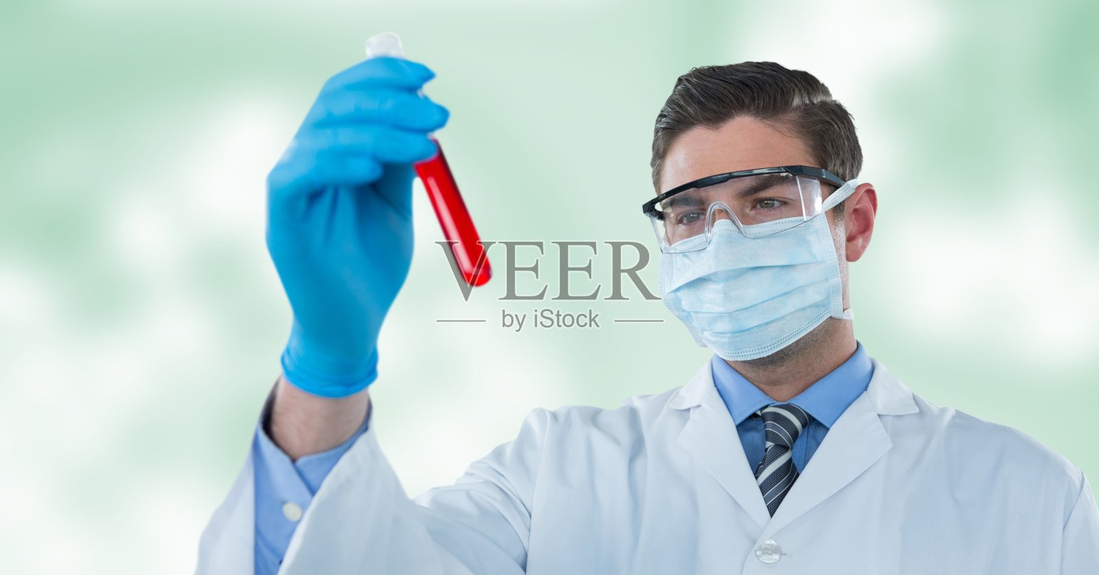 男医生在医院中段戴着冠状病毒口罩照片摄影图片