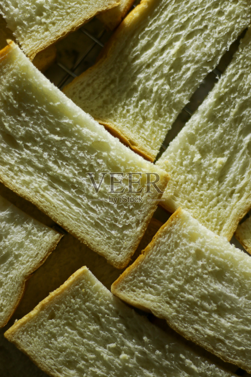 特写镜头从小麦中滑出白面包照片摄影图片