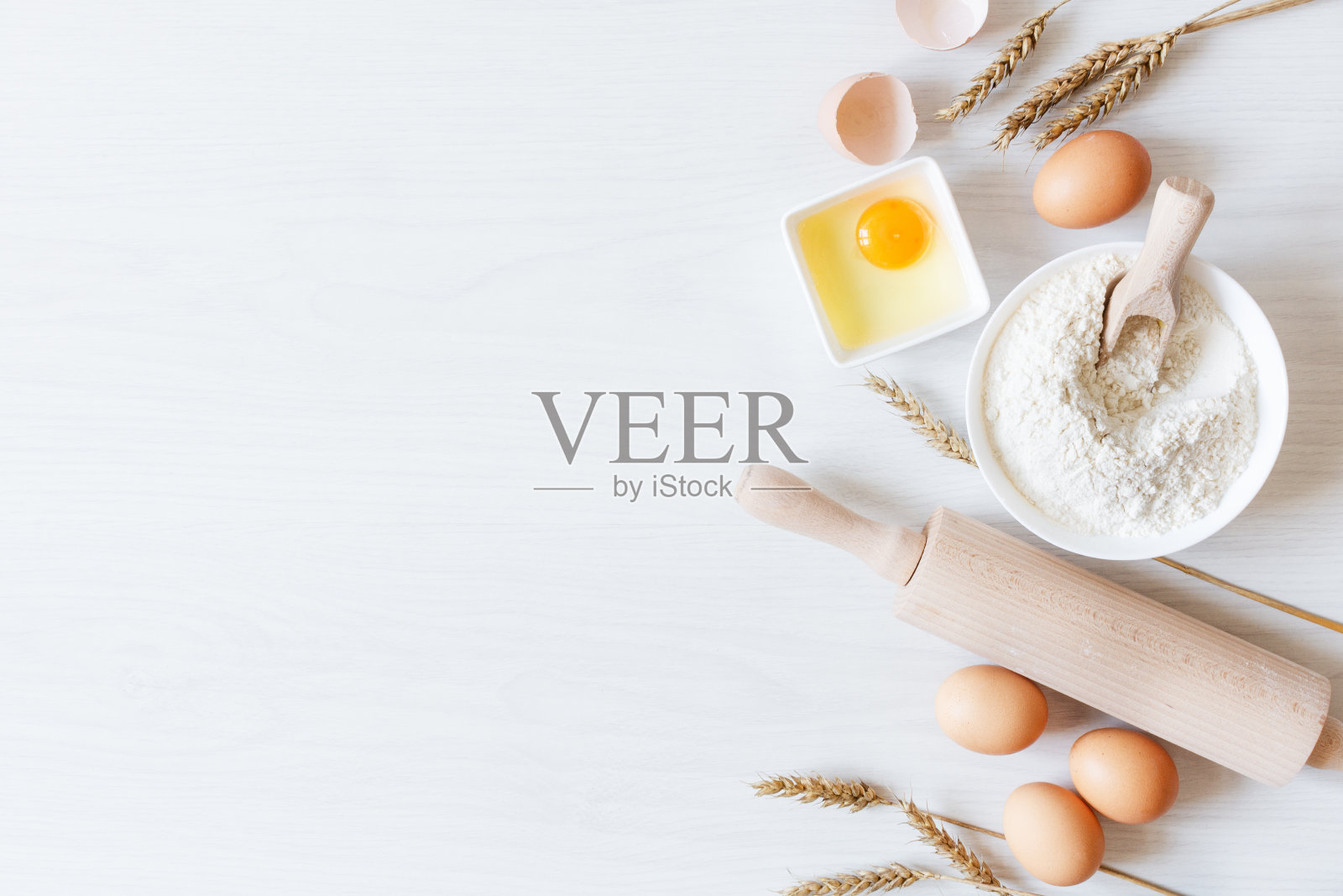 原料和工具面团准备在白色木质背景俯视图。B照片摄影图片