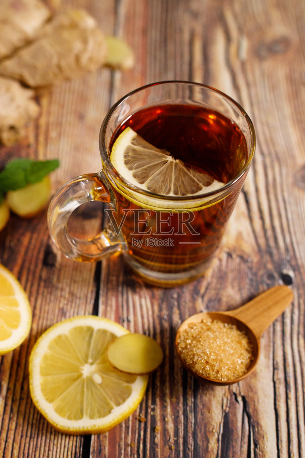 柠檬姜茶加鲜柠檬片和蜂蜜糖照片摄影图片