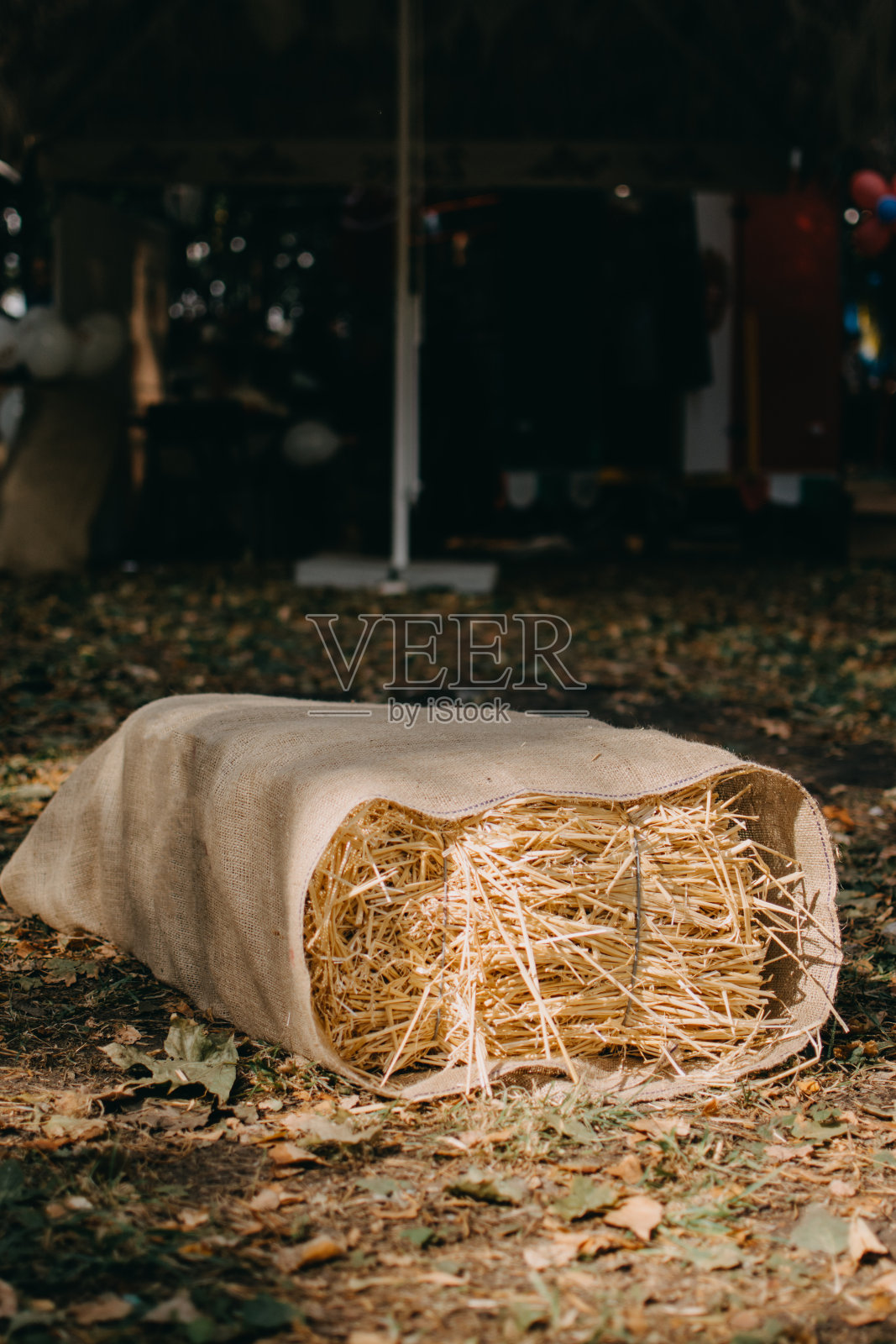 升级创意，回收工艺品。可替代的环保长凳，由稻草和粗麻包在集市，户外市场。由托盘和稻草捆制成的家具照片摄影图片