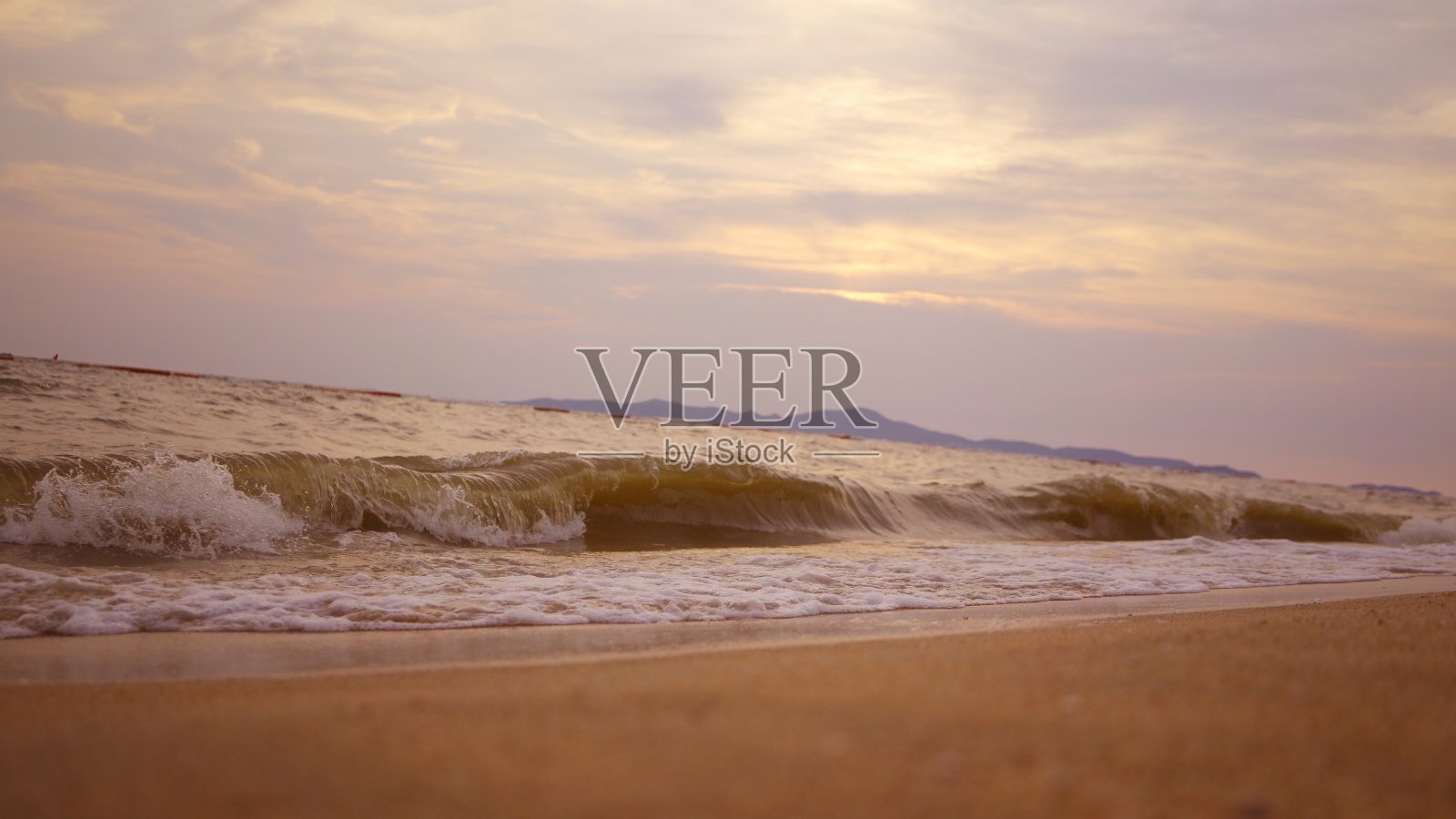 美丽的日出和飞翔的鸟儿。橙色和金色的蓝天。黄金。日出时海浪拍打海滩的声音。日落。日落，海景。黄色的太阳从海里出来。橙色的日落照片摄影图片