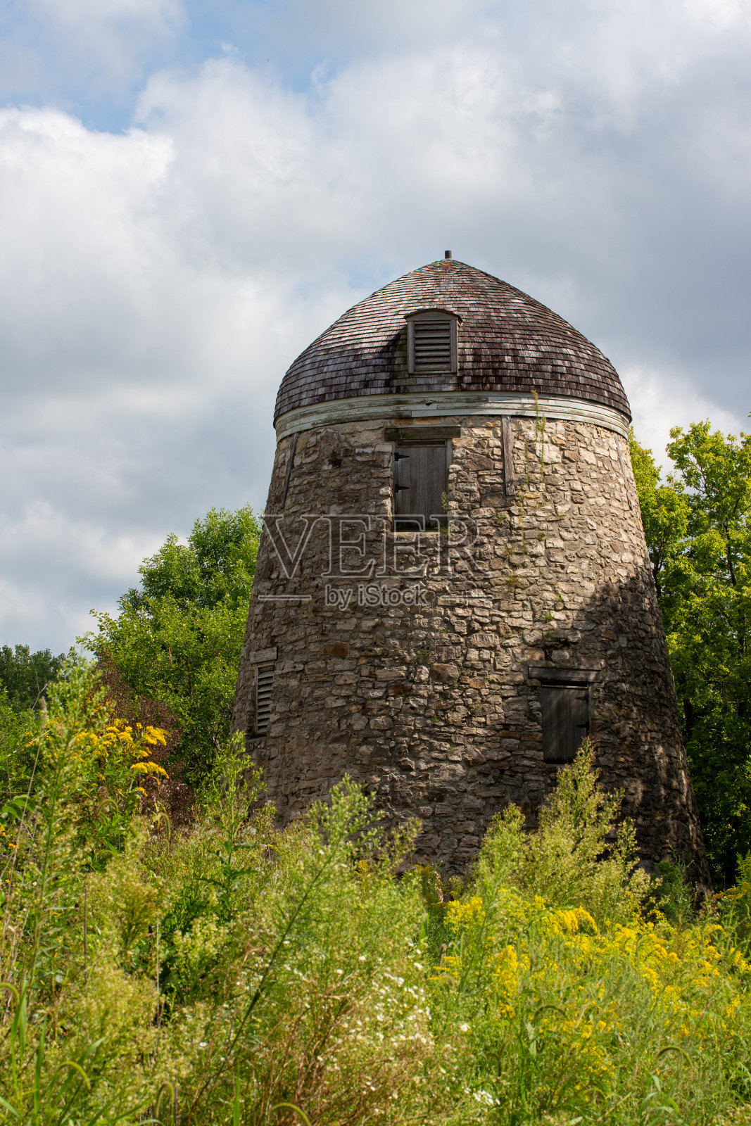 19世纪的谷物磨在林地草原设置照片摄影图片