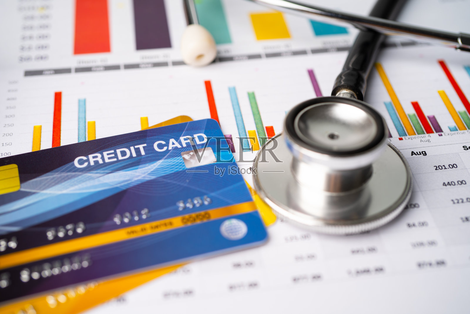 听诊器和美钞上的图表或图表纸，财务，会计，统计和业务数据医疗卫生概念。照片摄影图片