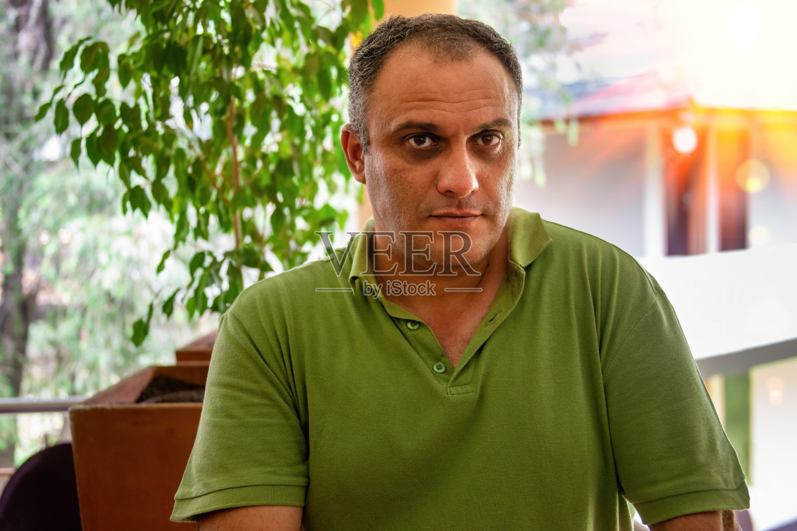 坐在桌旁的阿拉伯男人照片摄影图片