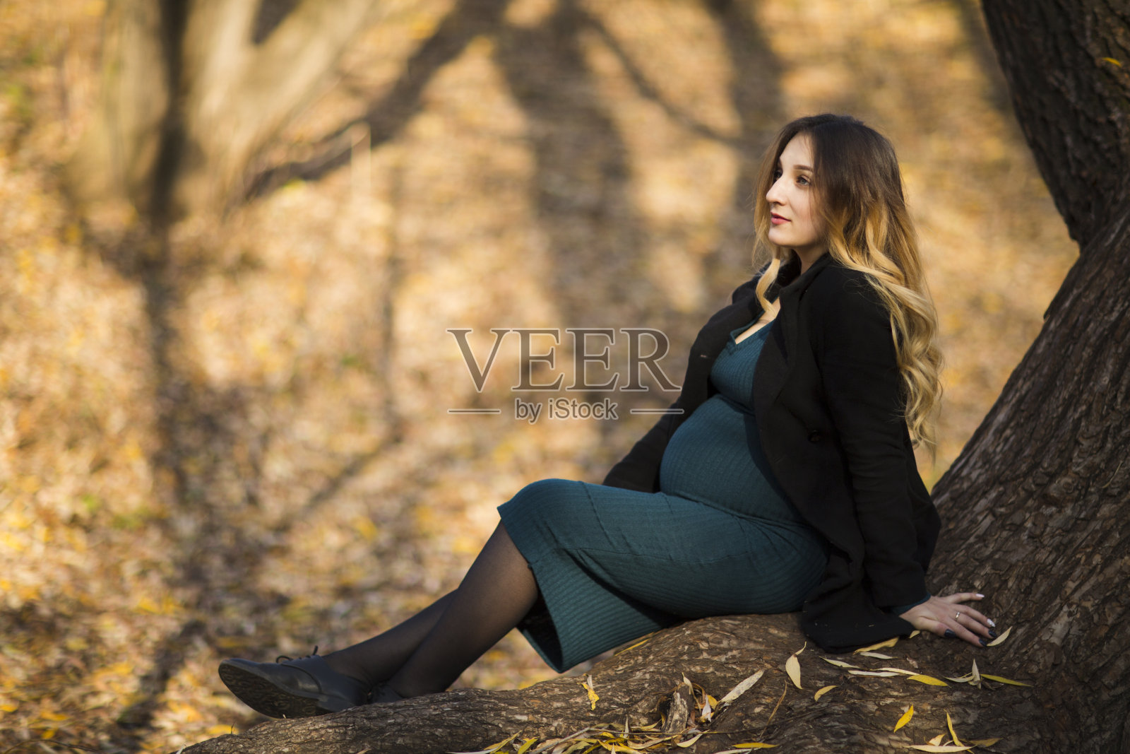 孕妇在大自然的秋天里行走照片摄影图片