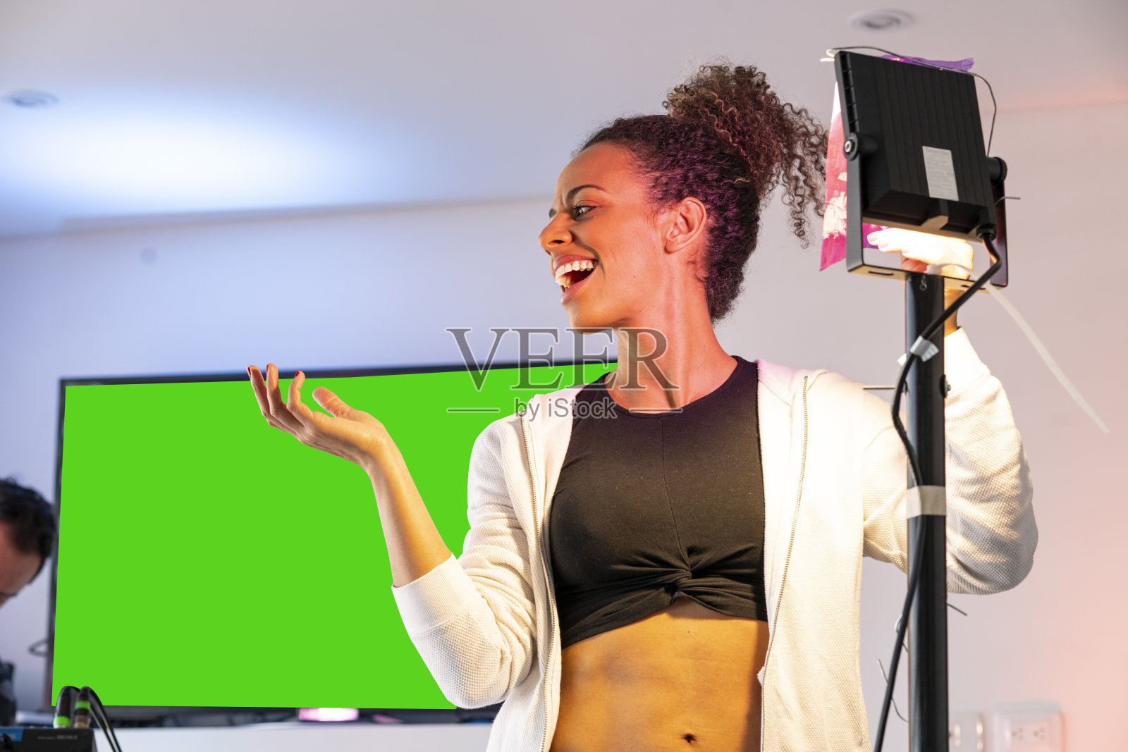 一位拉丁妇女在为虚拟课程准备乐器照片摄影图片