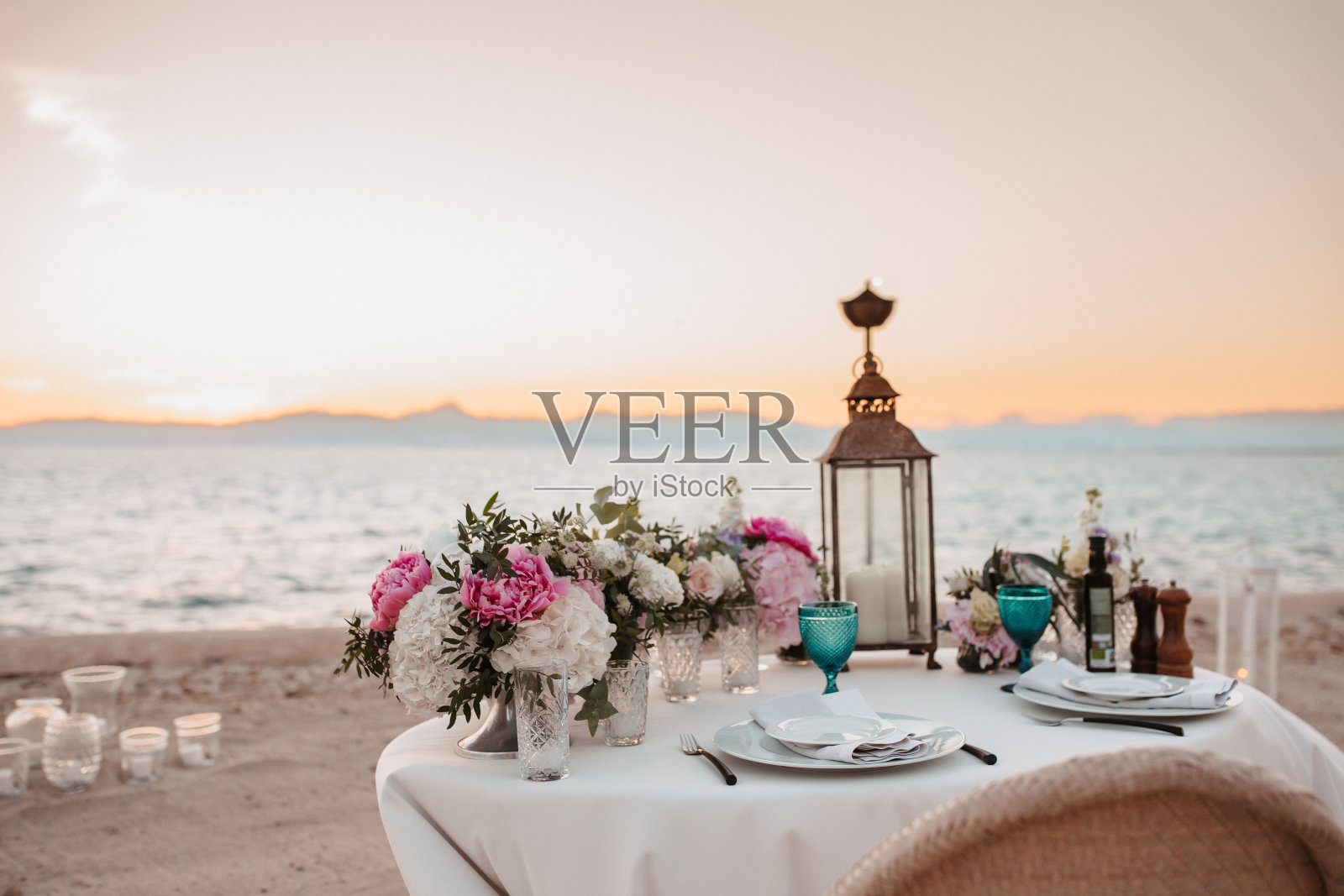 海滩上的双人晚餐照片摄影图片