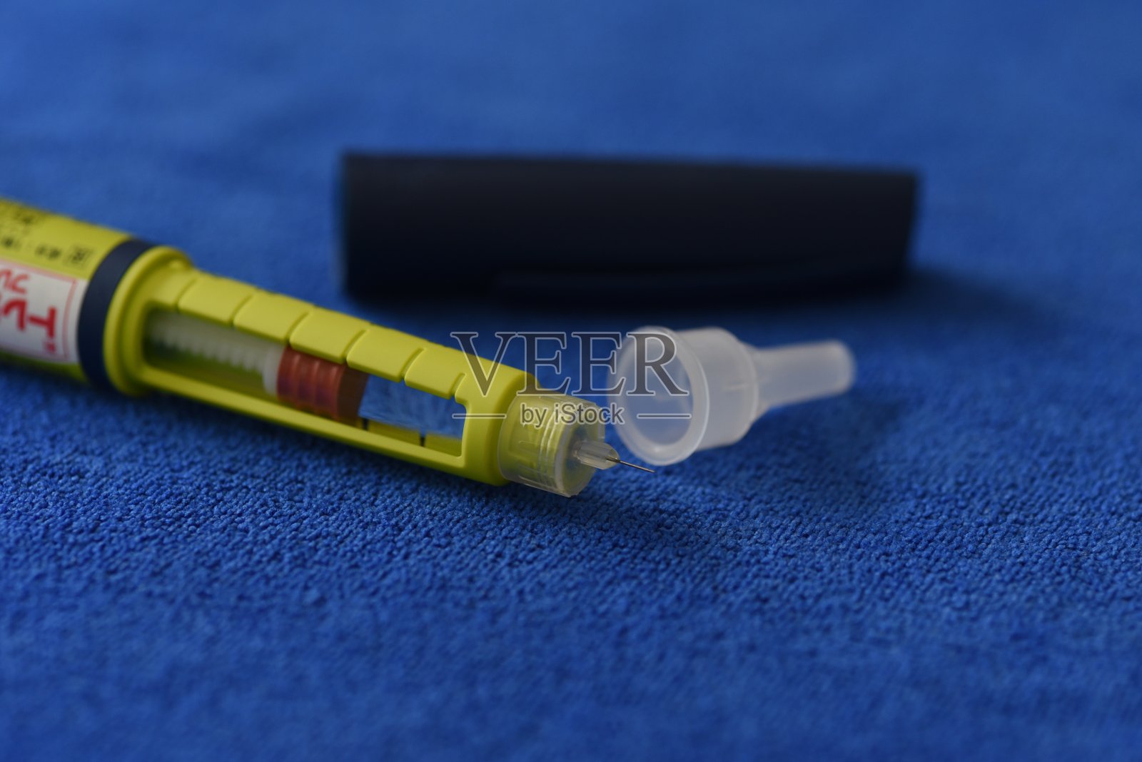 注射胰岛素来降低血糖水平。照片摄影图片