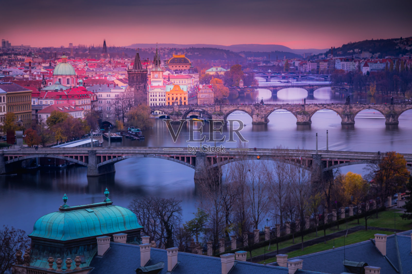 布拉格黎明时分的桥梁全景——捷克共和国照片摄影图片
