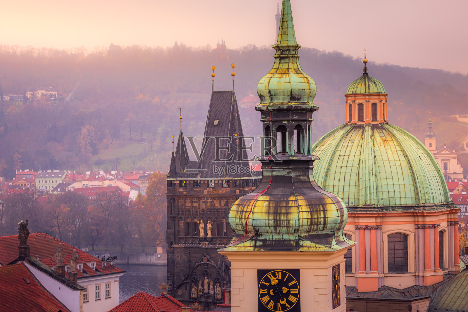 布拉格全景，在捷克共和国的金色日落照片摄影图片