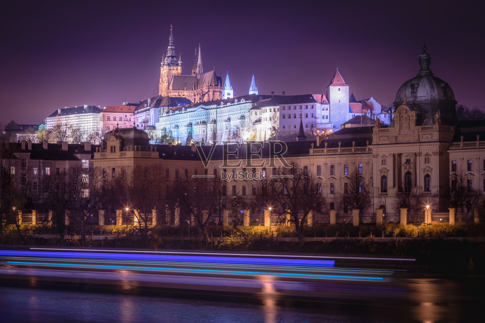 布拉格全景，圣维塔斯大教堂，船的运动和伏尔塔瓦河的夜晚-捷克共和国照片摄影图片