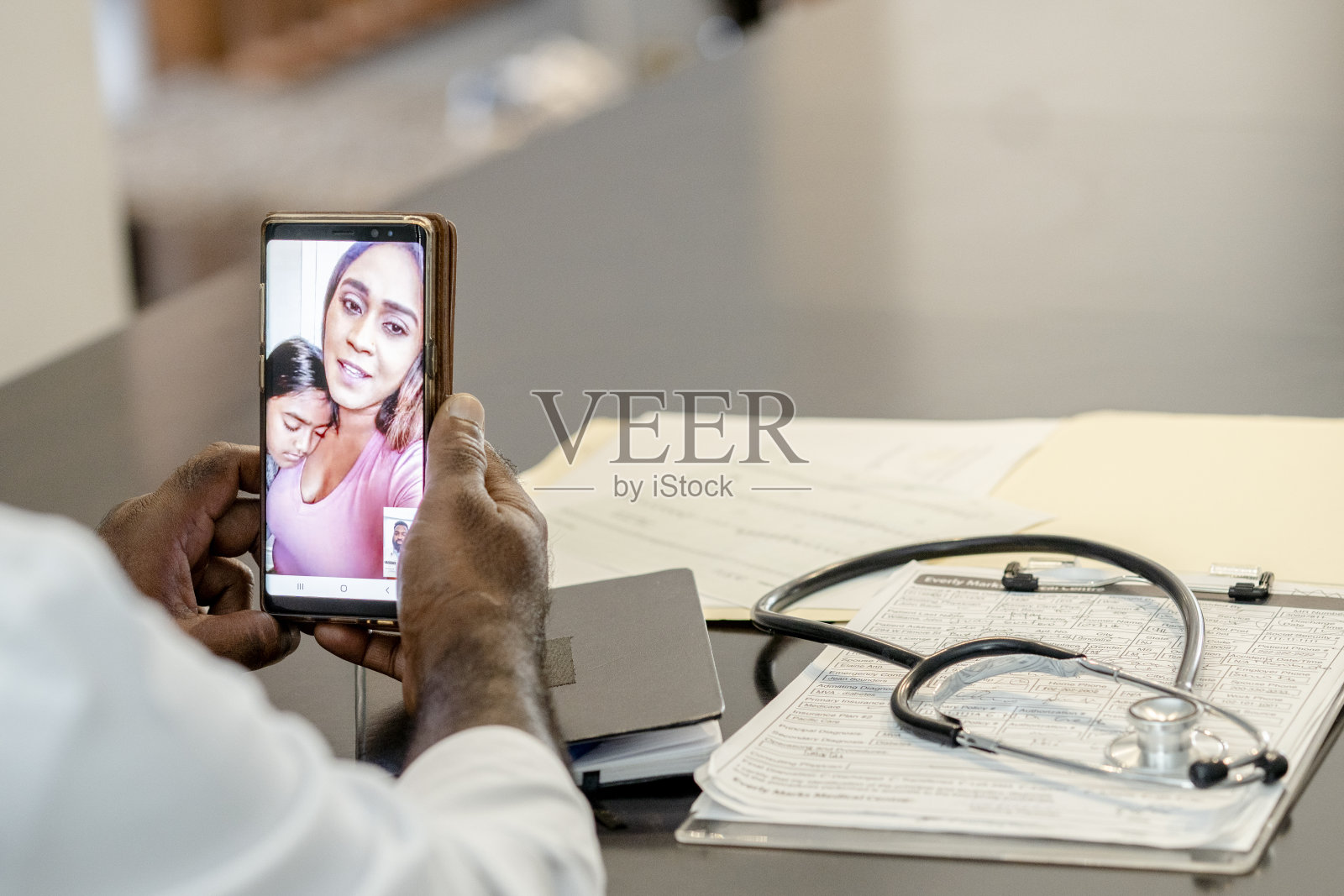 男医生与病人通过视频聊天照片摄影图片