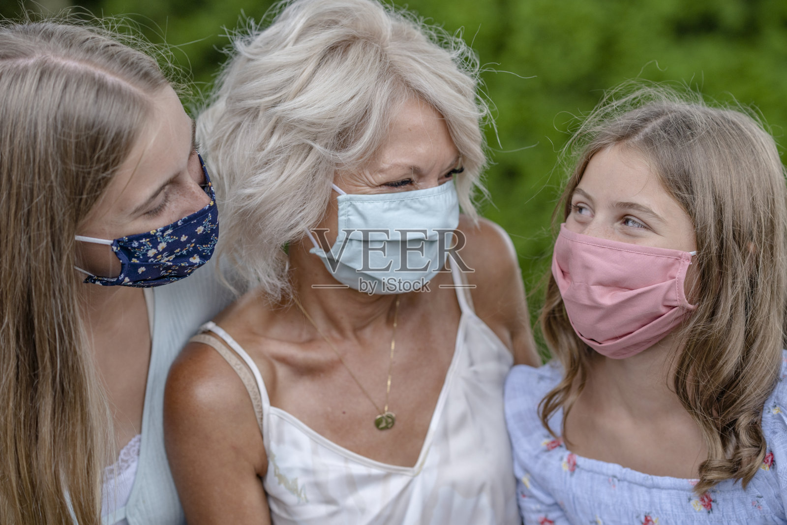 2019冠状病毒病后，孙辈与奶奶团聚照片摄影图片