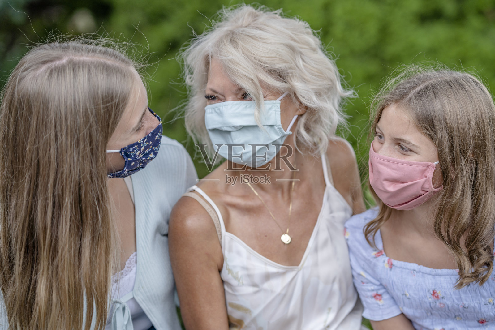 2019冠状病毒病后，孙辈与奶奶团聚照片摄影图片