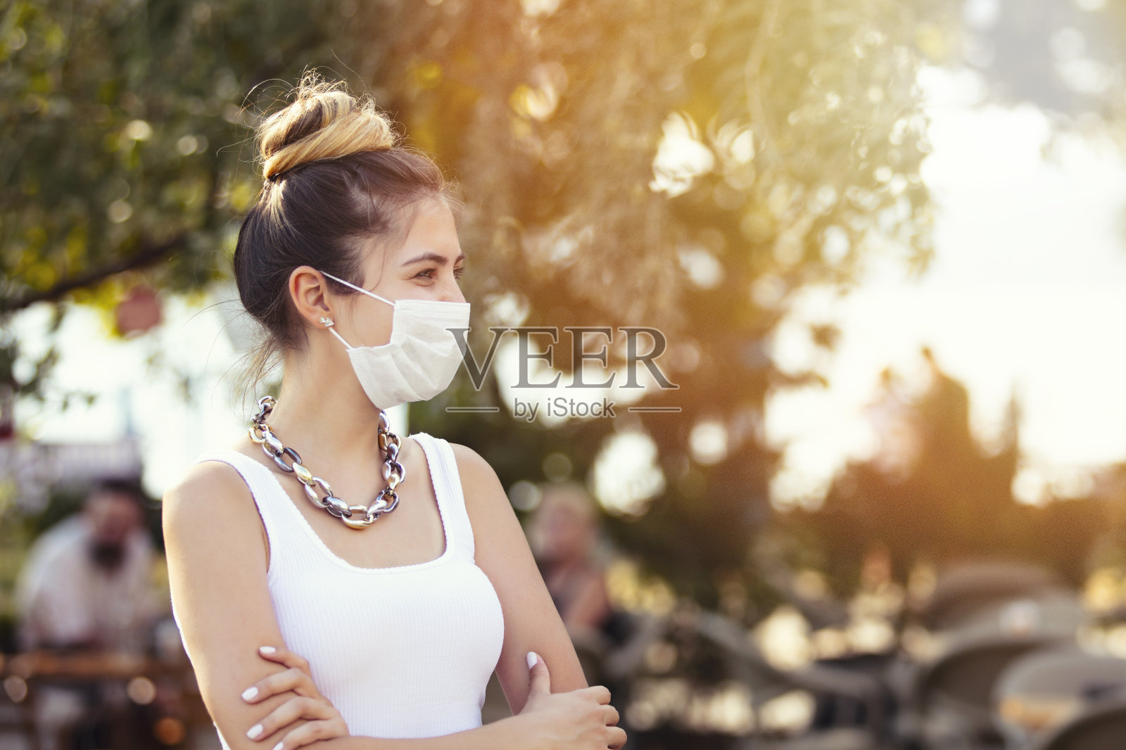 戴着防护面具的年轻女子的肖像照片摄影图片