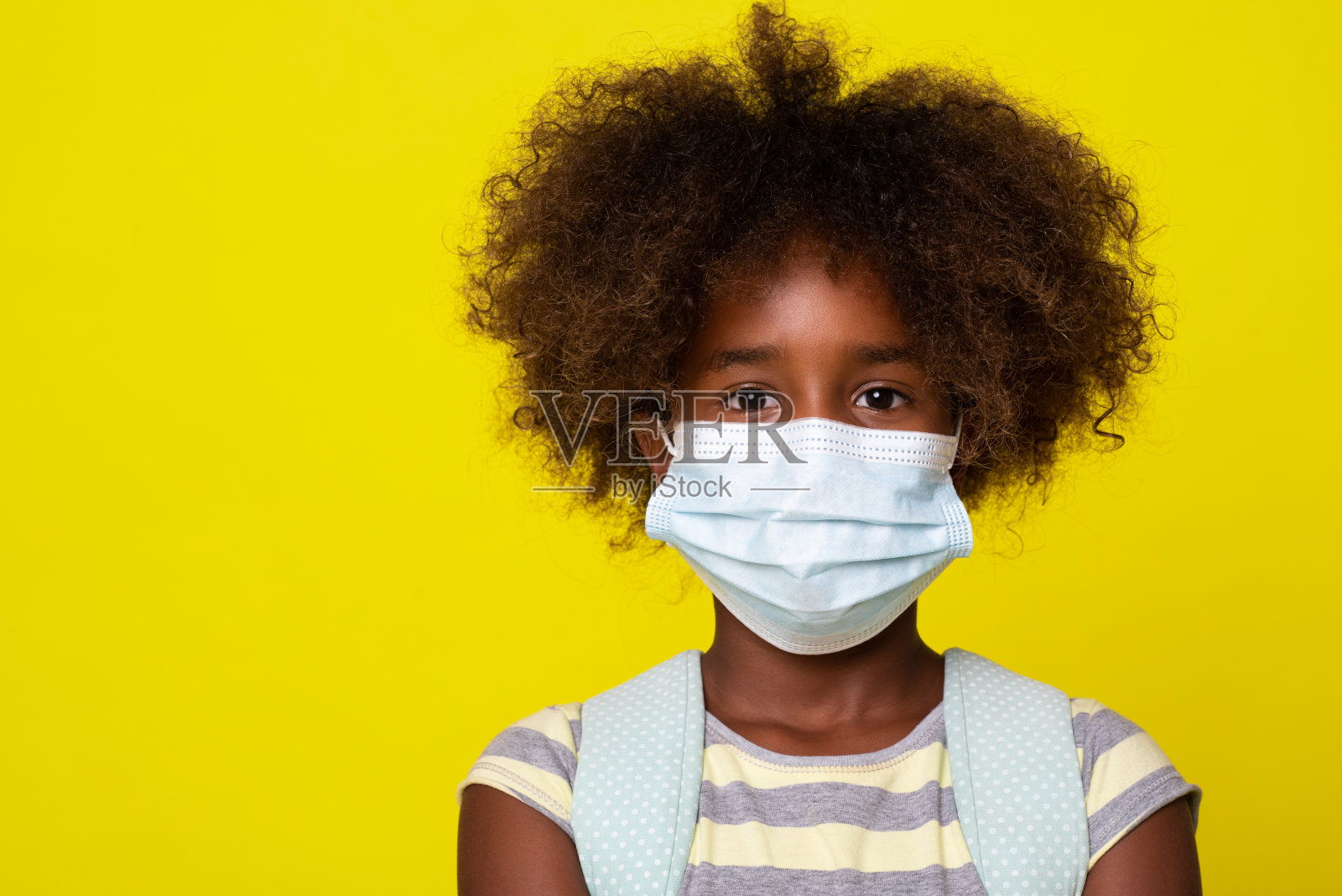 一个带着防护面罩的女学生的工作室肖像照片摄影图片