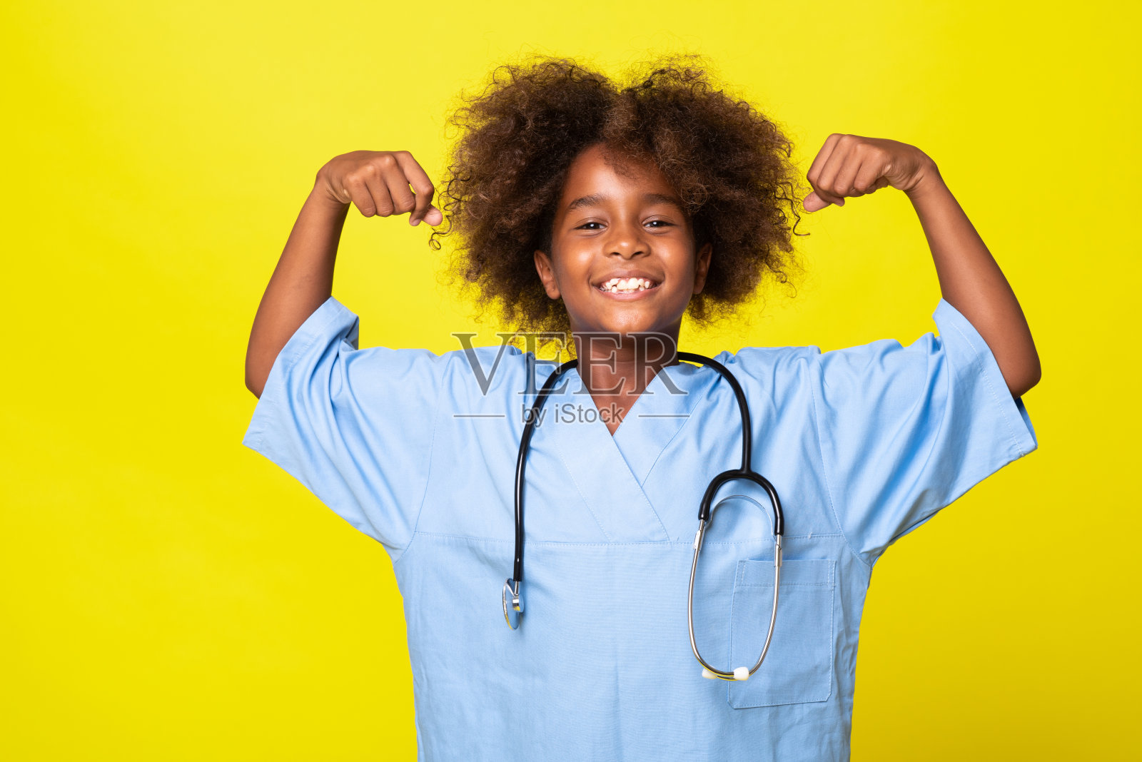 一个女孩的肖像穿着医生的制服和显示她的二头肌照片摄影图片