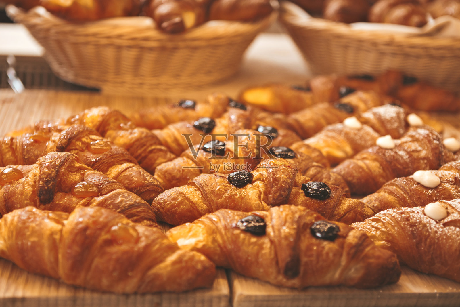 面包店里各种口味的牛角面包照片摄影图片