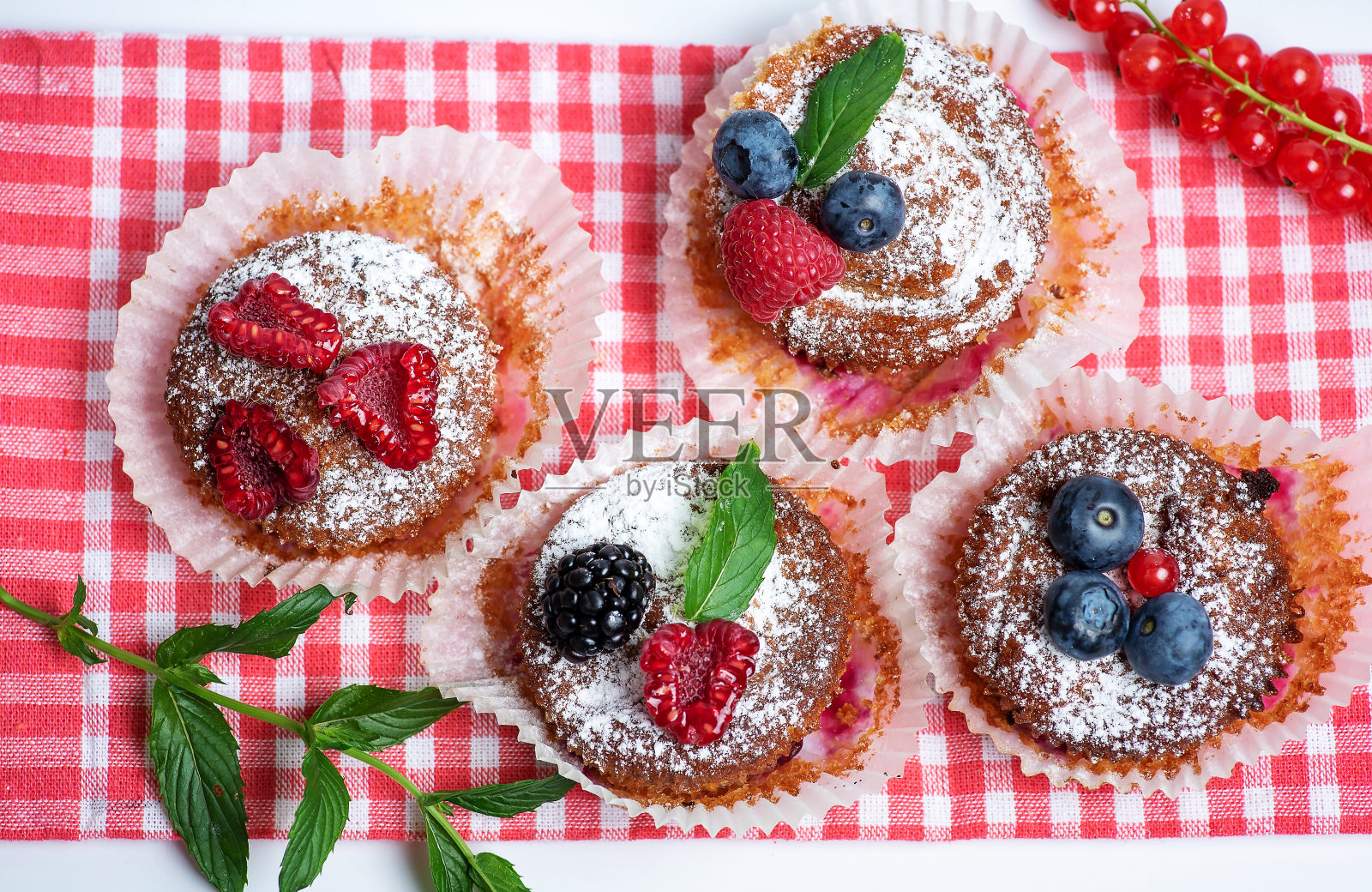 自制的纸杯混合浆果松饼照片摄影图片