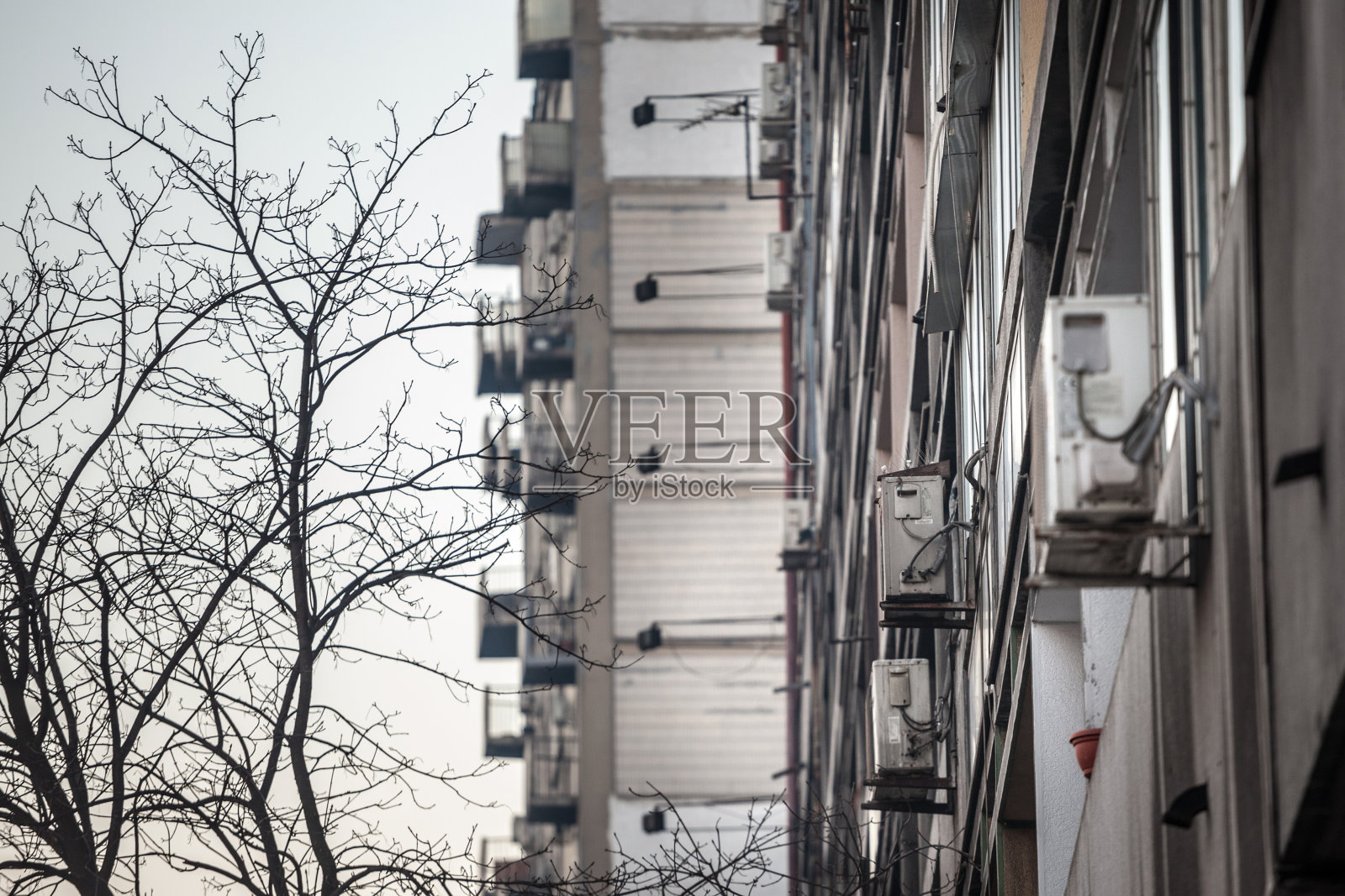 图为，欧洲塞尔维亚首都贝尔格莱德的一座旧建筑的腐朽立面上，正在展示装有风扇的空调设备。它们被用来给室内降温，但会消耗大量电力。照片摄影图片