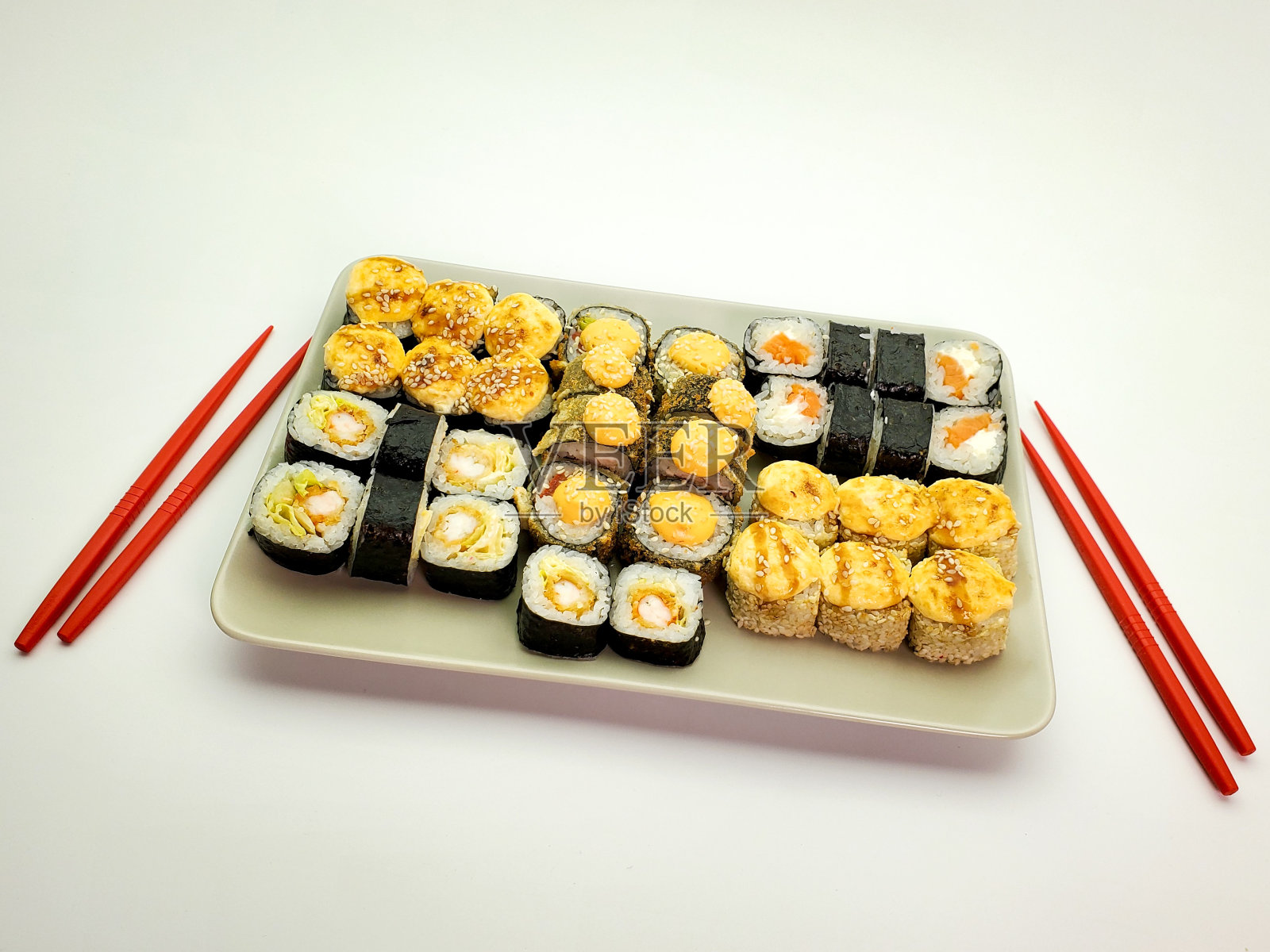长方形的盘子里装满了手卷寿司，寿司套餐，特写照片摄影图片