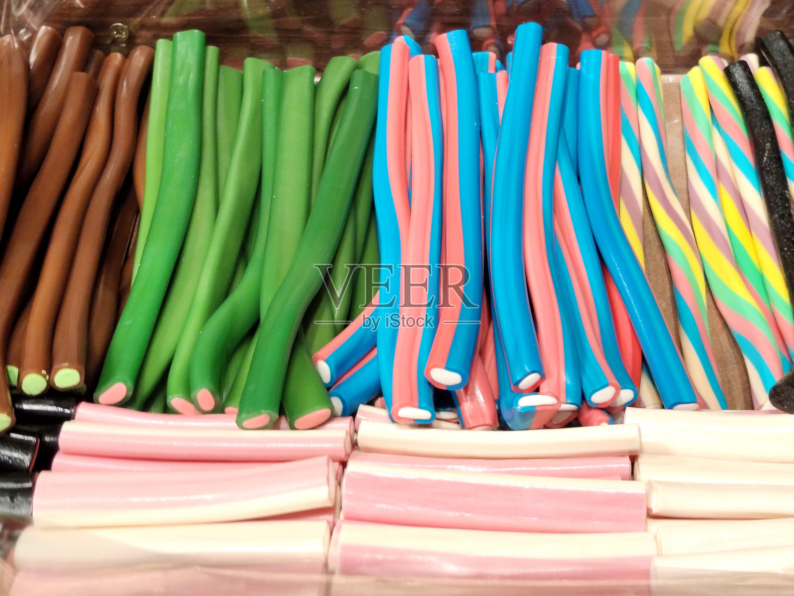 商店货架上五颜六色的糖果特写照片摄影图片