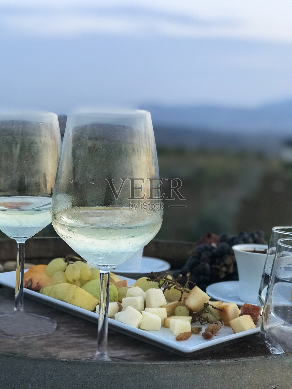 日落时分，在自然的葡萄园里享受白葡萄照片摄影图片