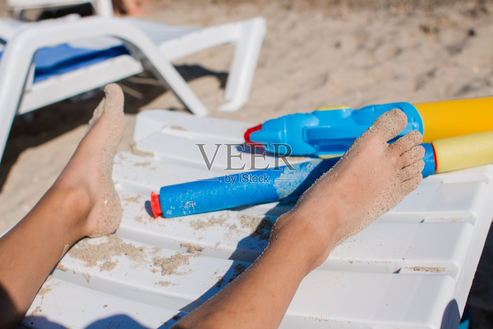 沙滩躺椅上的水枪照片摄影图片