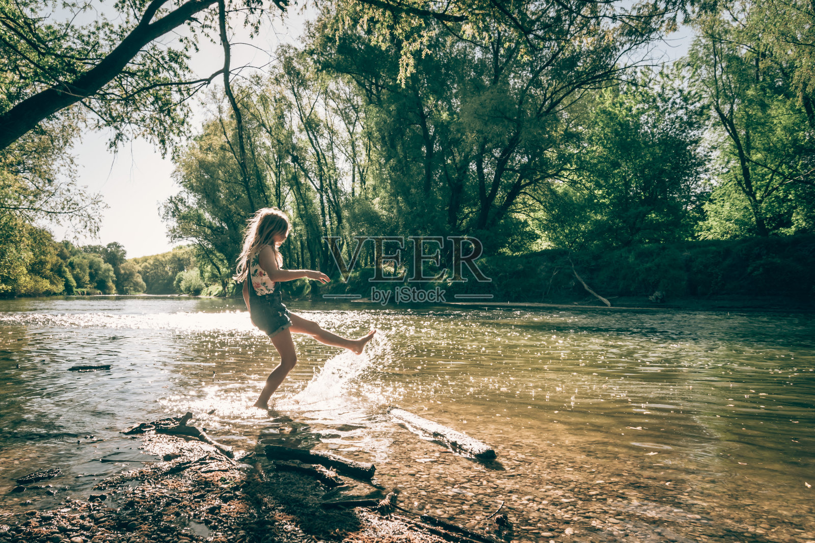 夏天的多瑙河湾，孩子们在玩水照片摄影图片