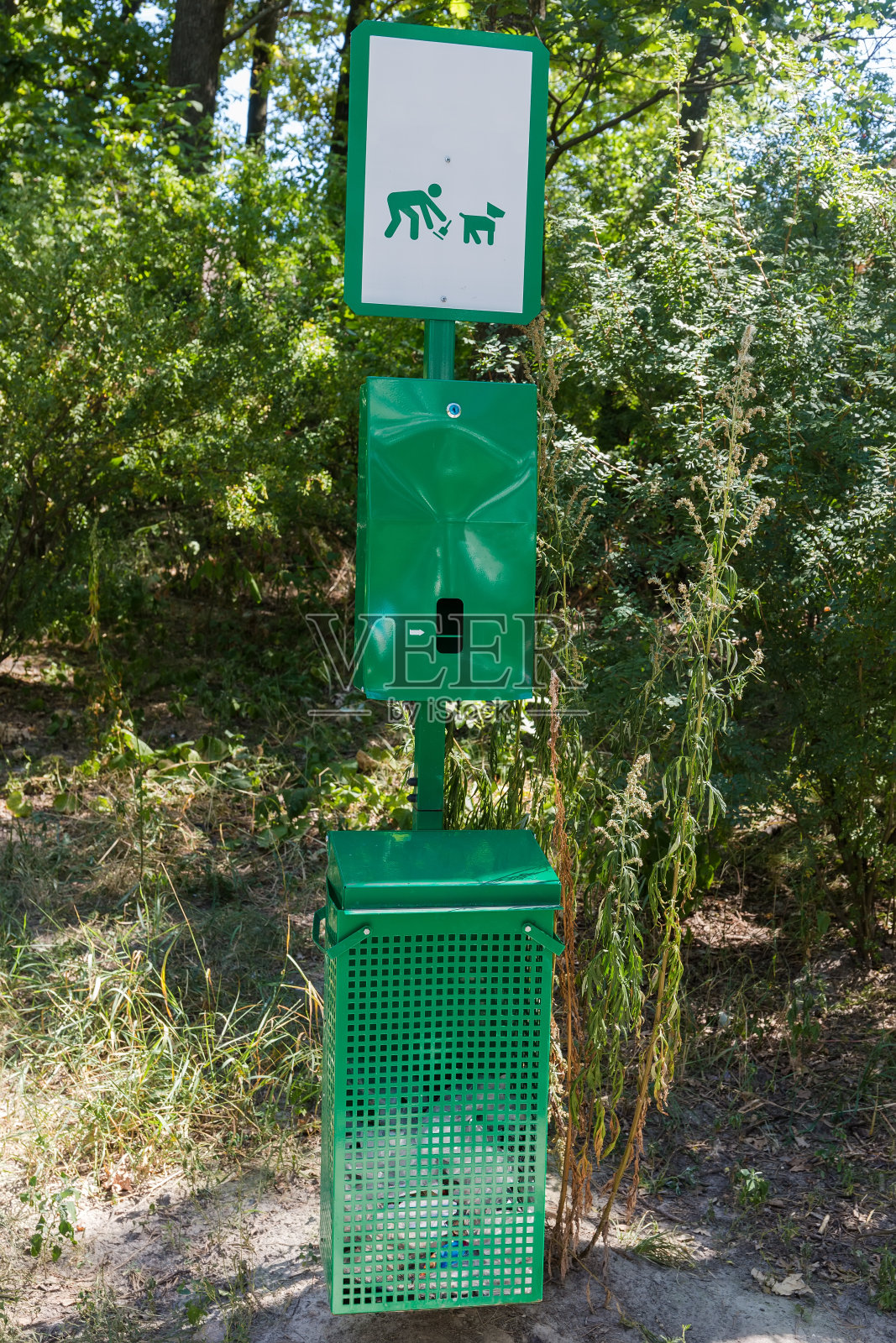 在公园里捡狗粪的垃圾桶照片摄影图片